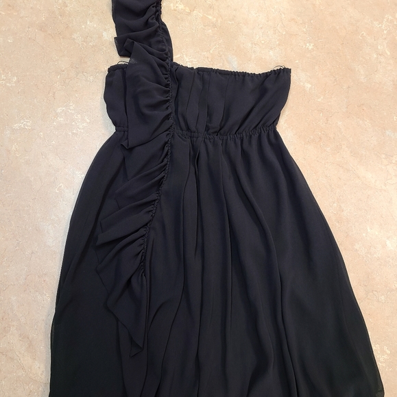 Black one shoulder ruffled Zara dress. Size Medium. - Picture 2 of 8